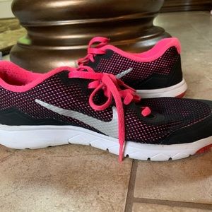 Size 6 youth nike shoes